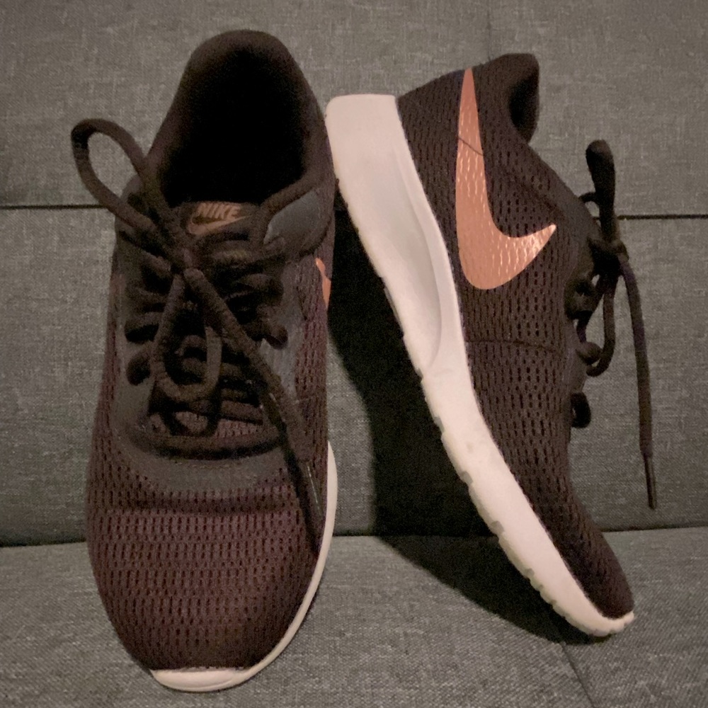 Nike Tanjun Women's Sneakers, Burgundy with Rose Gold